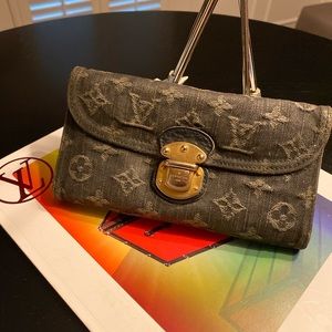 Louis Vuitton black Amelia wallet
